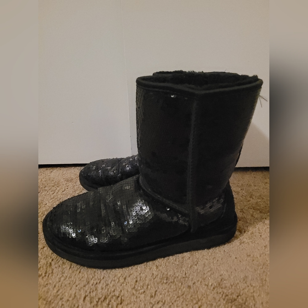 UGG Classic Short Black Sequin